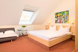 乌姆基希赫布登酒店的一间卧室设有一张大床和一个窗户。