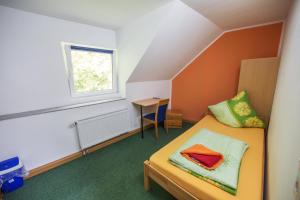 施托尔贝格布尔格霍夫酒店的小房间设有床和窗户