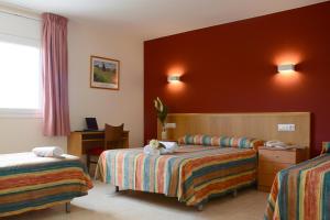 菲格拉斯菲格拉斯欧罗帕酒店的酒店客房配有两张床和一张书桌
