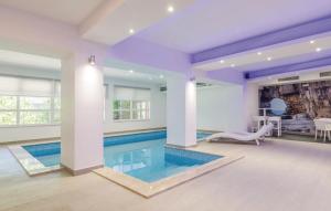 普洛切Apartmani Monaco的紫色天花板房子内的游泳池