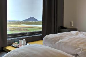 米湖拉夏酒店的卧室设有山景窗户