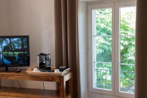 Villarepos白十字旅馆的客房设有窗户、书桌和电视。