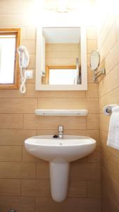 埃斯卡洛Campanitx Villas - Astbury Formentera的浴室设有白色水槽和镜子