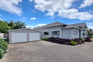 Spacious 5-bedroom Bungalow in Remuera w Parking