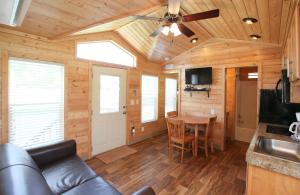 WillisLake Conroe Two-Bedroom Cabin 13的客厅配有沙发和桌子