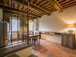 科尔托纳Casa Zeni的厨房以及带桌椅的用餐室。