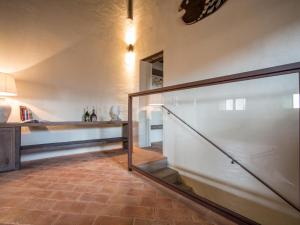 科尔托纳Casa Zeni的一间设有玻璃墙、柜台和桌子的房间