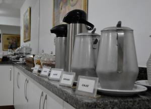 波多韦柳理查德酒店的厨房台面上配有两个水壶