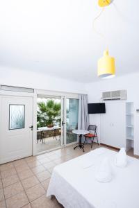 伊利雅Miradouro Sea Front Residences的白色的房间,设有床和滑动玻璃门