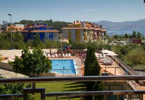 波多诺伏埃斯佩兰萨德玛尔公寓的享有带游泳池的度假村景致