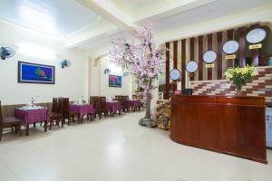 宁平宁平家庭旅舍的一间用餐室,配有紫色的桌椅和紫色的鲜花