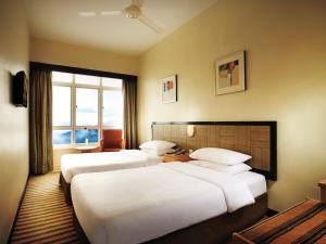 云顶高原云顶名胜世界 - 第一大酒店的酒店客房设有两张床和窗户。