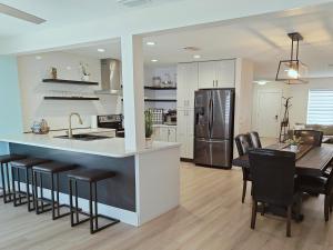 Flamingo by the Sea Cozy Spacious Modern 5 min to Beach Video Tour Sleep up to 10