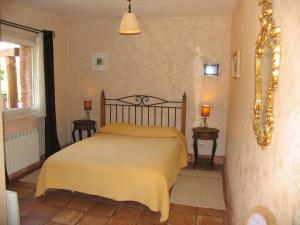奥利奥依戈多农家乐的一间卧室配有一张黄色毯子床