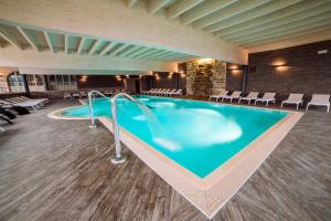 波佐伦戈Garda Hotel San Vigilio Golf的在酒店房间的一个大型游泳池