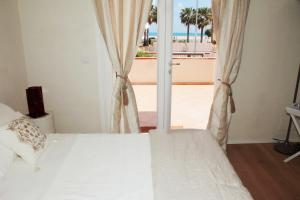 圣维托罗卡波Suite Faro 33的一间卧室配有一张床,享有海景