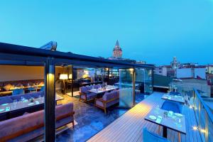 伊斯坦布尔加拉塔沃尔顿酒店的建筑屋顶上的餐馆