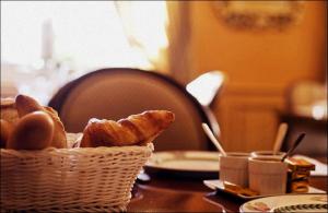 ContresMaison d'hôtes Le Manoir de Contres的桌上的一篮面包和鸡蛋