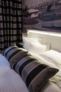 托尔尼奥奥洛夫酒店的床上有几个枕头