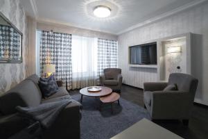托尔尼奥奥洛夫酒店的客厅配有沙发、椅子和桌子