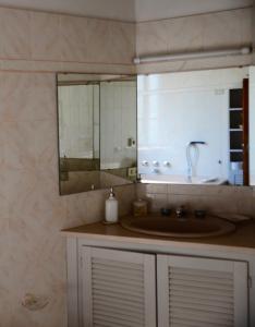 潘札诺Little B&B Della Pieve的一间带水槽和镜子的浴室