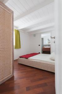 圣玛丽亚Villa ao Mar的卧室配有一张床