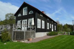 BjörnhuvudBjörnhofvda Gård的一座黑白房子,四周有围栏