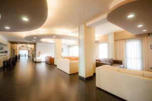 巴亚多米吉亚BNS Hotel Francisco的医院的大厅,里面摆放着长沙发和椅子