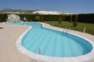 帕莫卡莱特里波利斯酒店的度假村内的大型游泳池