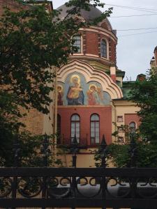 圣彼得堡卡梅尔蒂奈酒店的一面有画的建筑物
