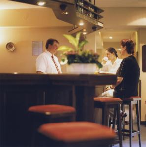慕尼黑杰德曼旅店的一群坐在酒吧里的人