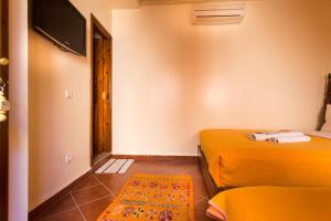 马拉喀什阿特拉斯酒店的小房间设有两张床和电视
