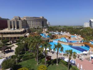 拉瑞拉拉成名公寓酒店及Spa的棕榈树度假村泳池的空中景致