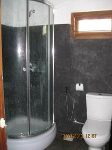 Bandara Koswattacocoworld bungalow的带淋浴和白色卫生间的浴室