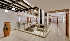 浦那The Fern Residency, MIDC, Pune的大楼内带玻璃地板的大型走廊