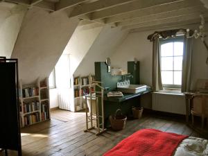 弗尔内Holiday Home Stilleven的阁楼间设有书桌和窗户。