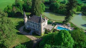 Tournon-Saint-Pierre莱斯莱瓦莱酒庄酒店的城堡空中景观和游泳池