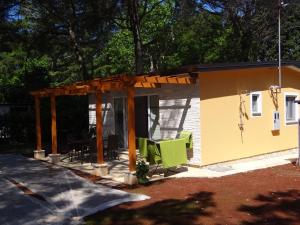 巴萨尼加Adriatic Houses Borse的一座带凉棚的黄色小房子