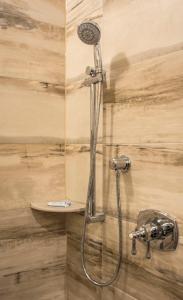 布法罗德拉凡酒店的浴室内配有淋浴和头顶淋浴
