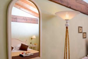 克雷马迪莫拉斯托里卡安蒂卡旅馆的镜子,床上和灯