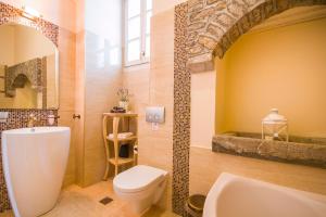 锡米西娅酒店的浴室配有白色卫生间和盥洗盆。
