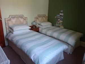 圣奥斯特尔河畔住宿加早餐旅馆的两张睡床彼此相邻,位于一个房间里