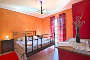 维齐纳达Villa Angela e Giovanni的一间卧室配有两张床和一张带花瓶的桌子