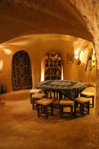 阿瓦诺斯科尔基特旅馆的洞穴内的房间,配有桌椅