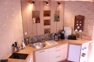 马尔戈红磨坊德玛歌度假屋的厨房配有水槽和台面