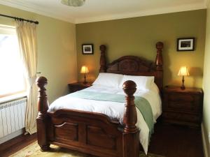 杜林Wild Atlantic Breeze Guesthouse的一间卧室配有木床和2个床头柜