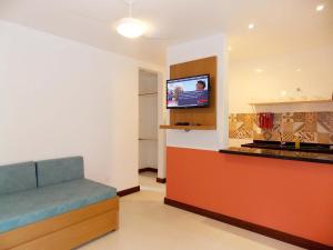 阿布拉奥Ancoradouro Flats的一间配有沙发的房间和墙上的电视