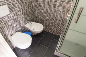 福洛尼卡Affittacamere Casa Brajan的浴室配有卫生间、盥洗盆和淋浴。