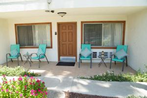 棕榈荒漠深峡谷旅馆的门廊配有四把椅子和一张桌子,门
