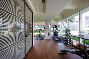 台北台北馥敦-馥寓的大楼内带跑步机和健身器材的健身房